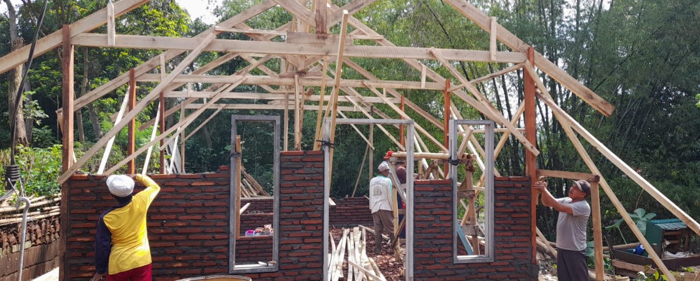 Pelaksanaan Bedah Rumah Ibu Sumarmi