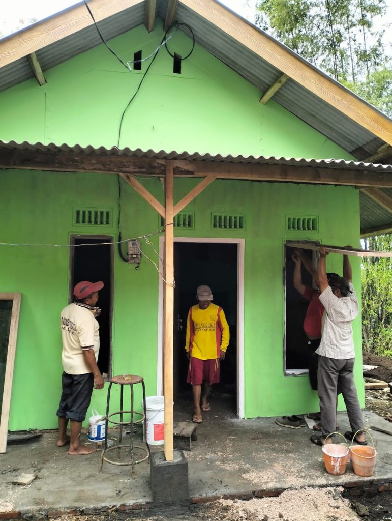 Pelaksanaan Bedah Rumah - Proses Pengecatan Selesai