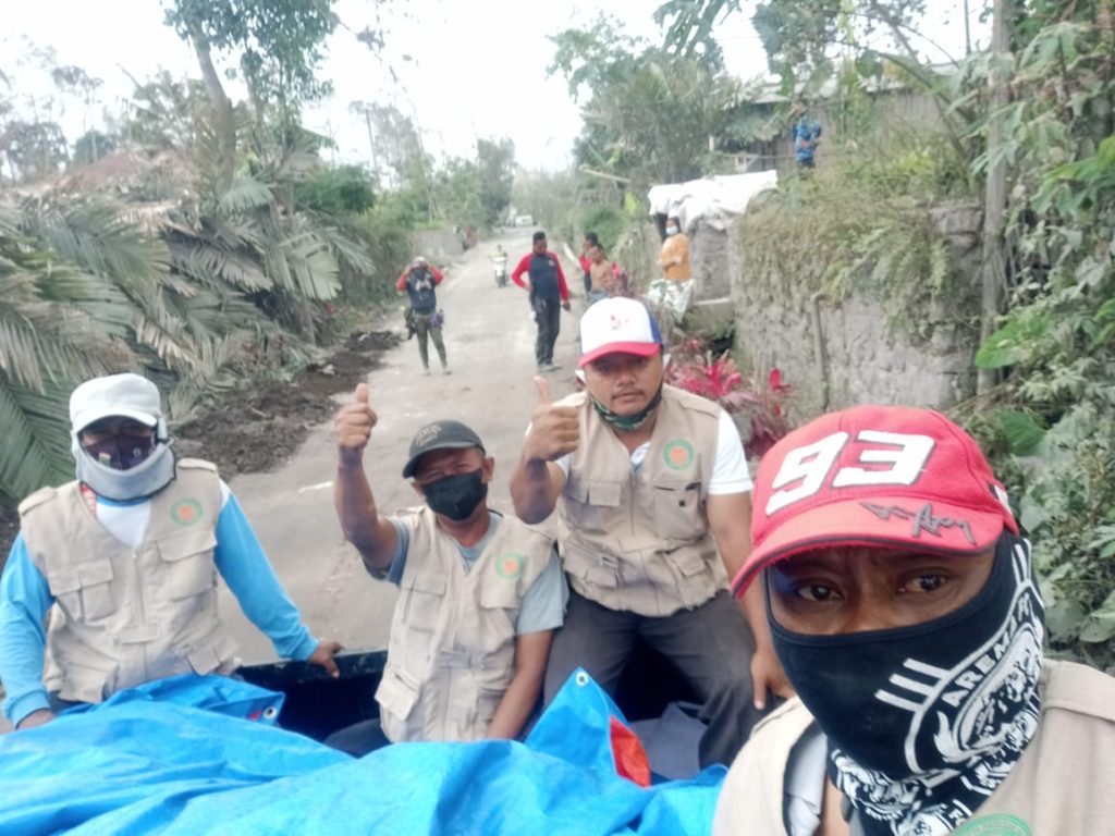 Perjalanan Pembagian Logistik Erupsi Semeru